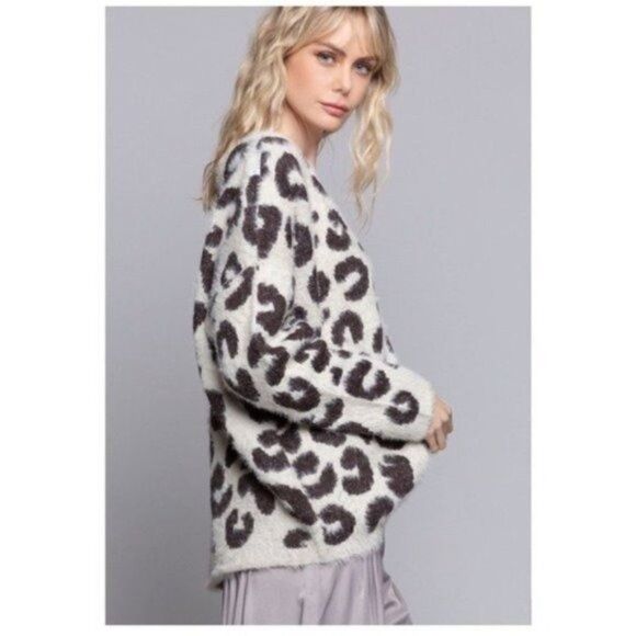 Leopard Print Sweater with V Neck in cream - Picture 5 of 6